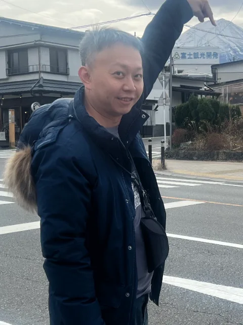 小林在街口的旅遊照。